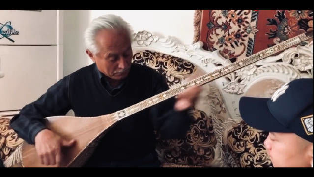 ئاتاش دۇتارنى بەكلا پاكىز چالىدىكەن