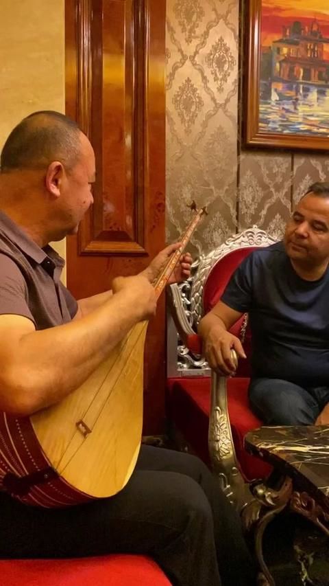 ئۆمەرجان ئاكا ناخشىنمۇ ئىيتۋەتكەن بولسىڭىزچۇ !